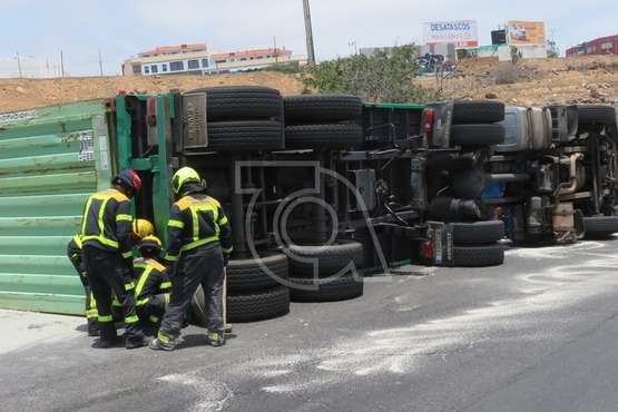 Un camión vuelca en el acceso al vial costero de Telde desde la GC-1 por Salinetas/TA.